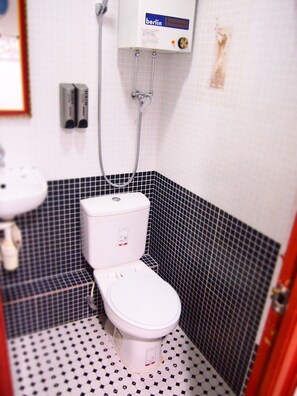 Shower, free toiletries, hair dryer, slippers - Australia Lounge (Kowloon)