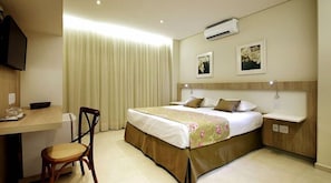 Zimmersafe, Schreibtisch, kostenloses WLAN, Bettwäsche