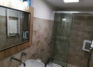 Apartamento Confort, baño compartido | Ducha del cuarto de baño