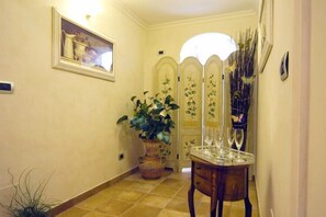 Interior - Bye Rome (Rome)