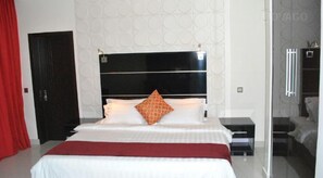 Dobbeltrom – standard, bassengutsikt | Sengetøy av topp kvalitet, safe på rommet, skrivebord og barnesenger