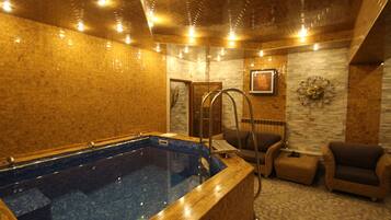 Bồn tắm spa trong nhà
