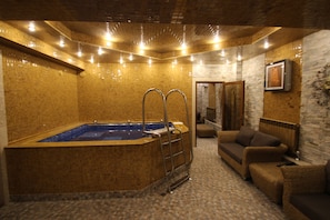 Indoor spa tub