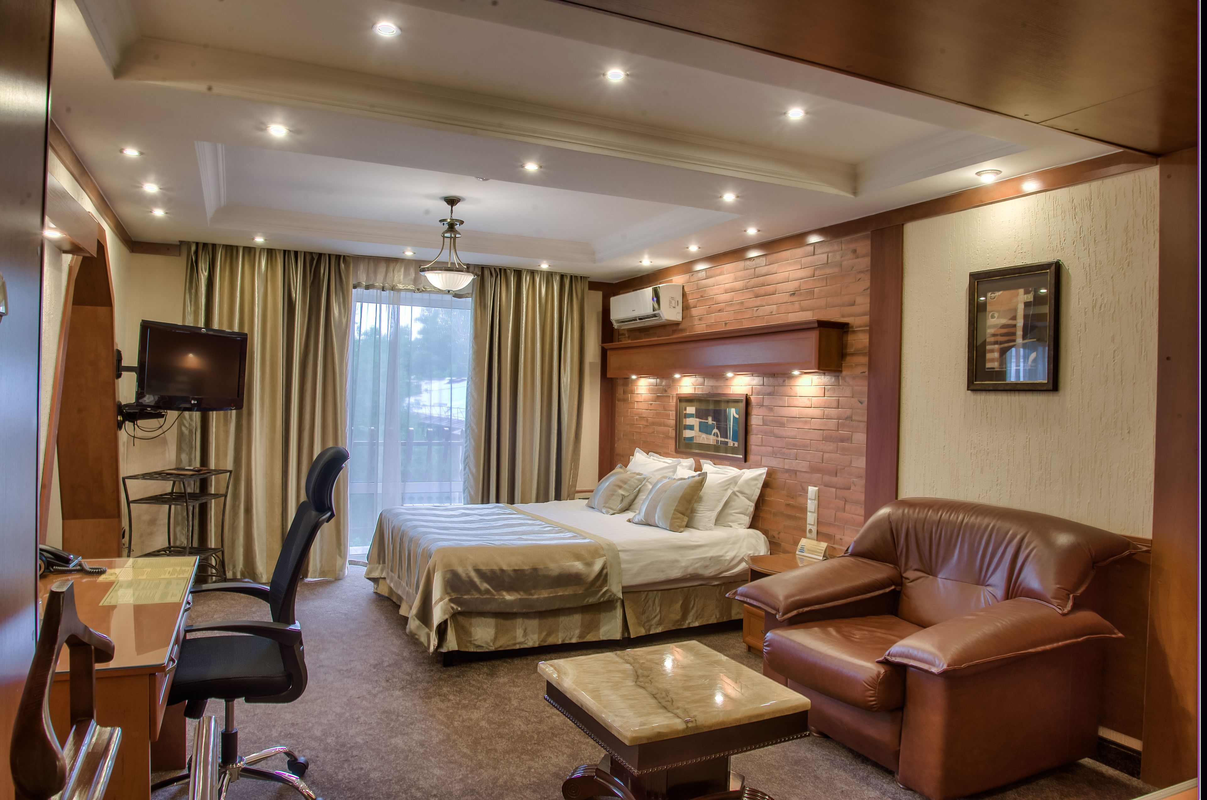 Suite junior | 1 habitación, minibar, caja de seguridad en la habitación y escritorio 