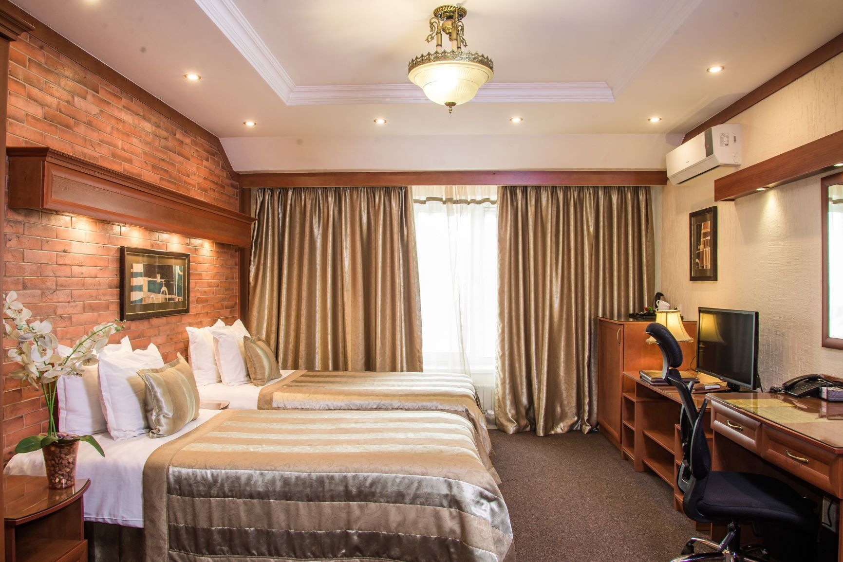 Comfort Double or Twin Room | 1 bedroom, minibar, in-room safe, desk