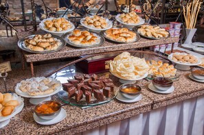 بوفيه فطور مجانًا يوميًا