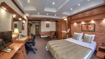 1 bilik tidur, bar mini, peti besi dalam bilik, meja