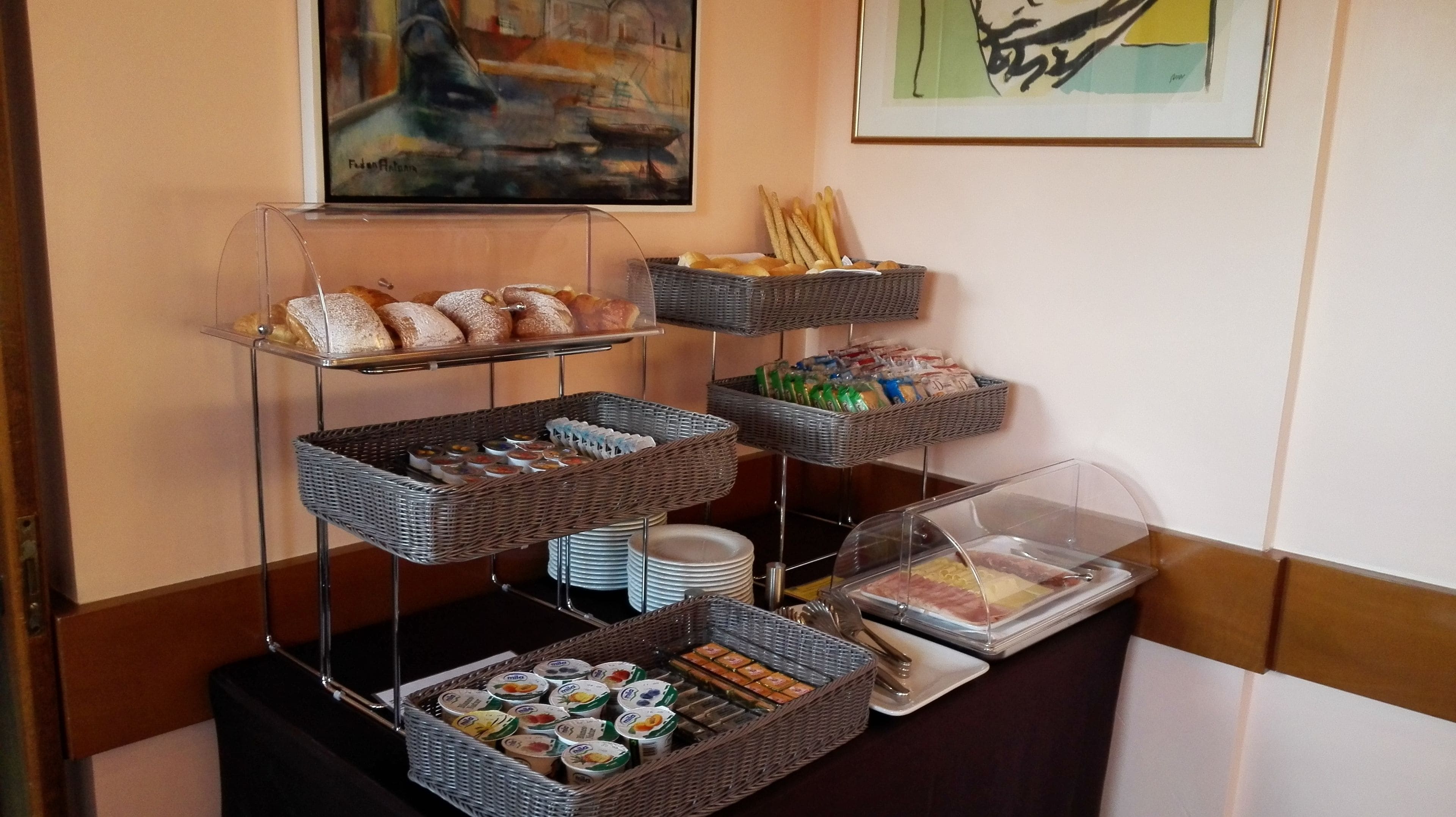Petit déjeuner buffet (10 EUR par personne)