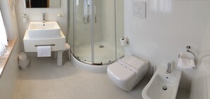 Shower, free toiletries, bidet, towels - Albergo Delle Alpi (Belluno)
