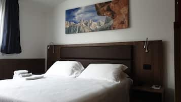 Basic-Zimmer, 1 Doppelbett | Zimmersafe, Schreibtisch, VerdunkelungsvorhĂ€nge, BĂŒgeleisen/BĂŒgelbrett