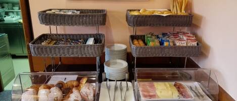Een buffetopstelling met diverse gerechten en bestek.