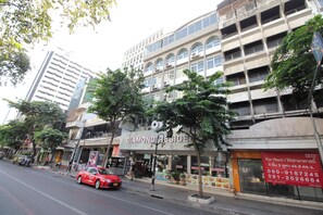 A multi-story building with a restaurant named 'Diamond Residence' on the ground floor. - Diamond Residence Silom (Bangkok)