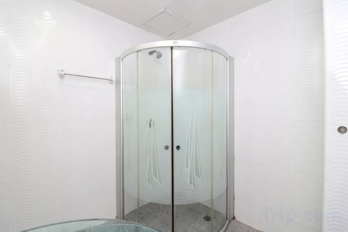 Badezimmer | Dusche, Bidet, Handtücher, Seife