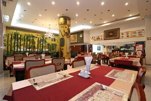 Breakfast, lunch, dinner served; Indian cuisine  - Diamond Residence Silom (Bangkok)