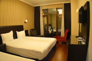 Minibar, in-room safe, desk, blackout curtains - Sultan Mehmed Hotel (Istanbul)