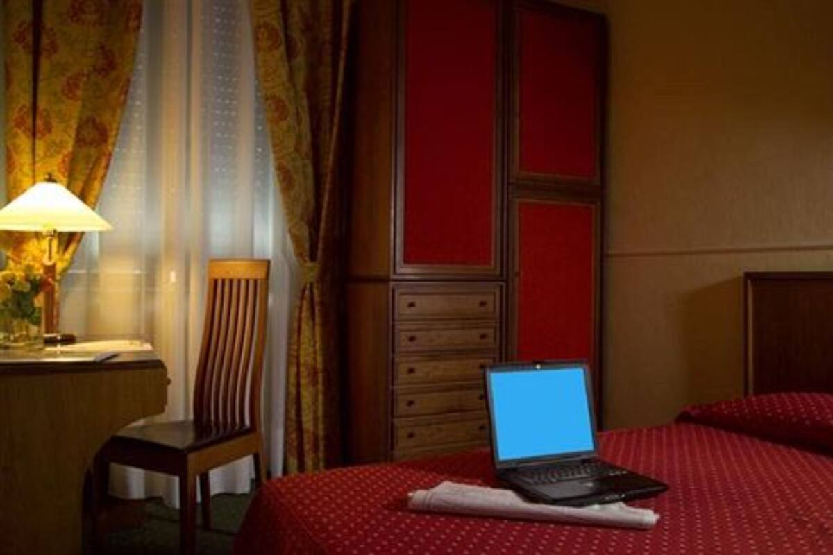 Minibar, in-room safe, desk, WiFi (surcharge)