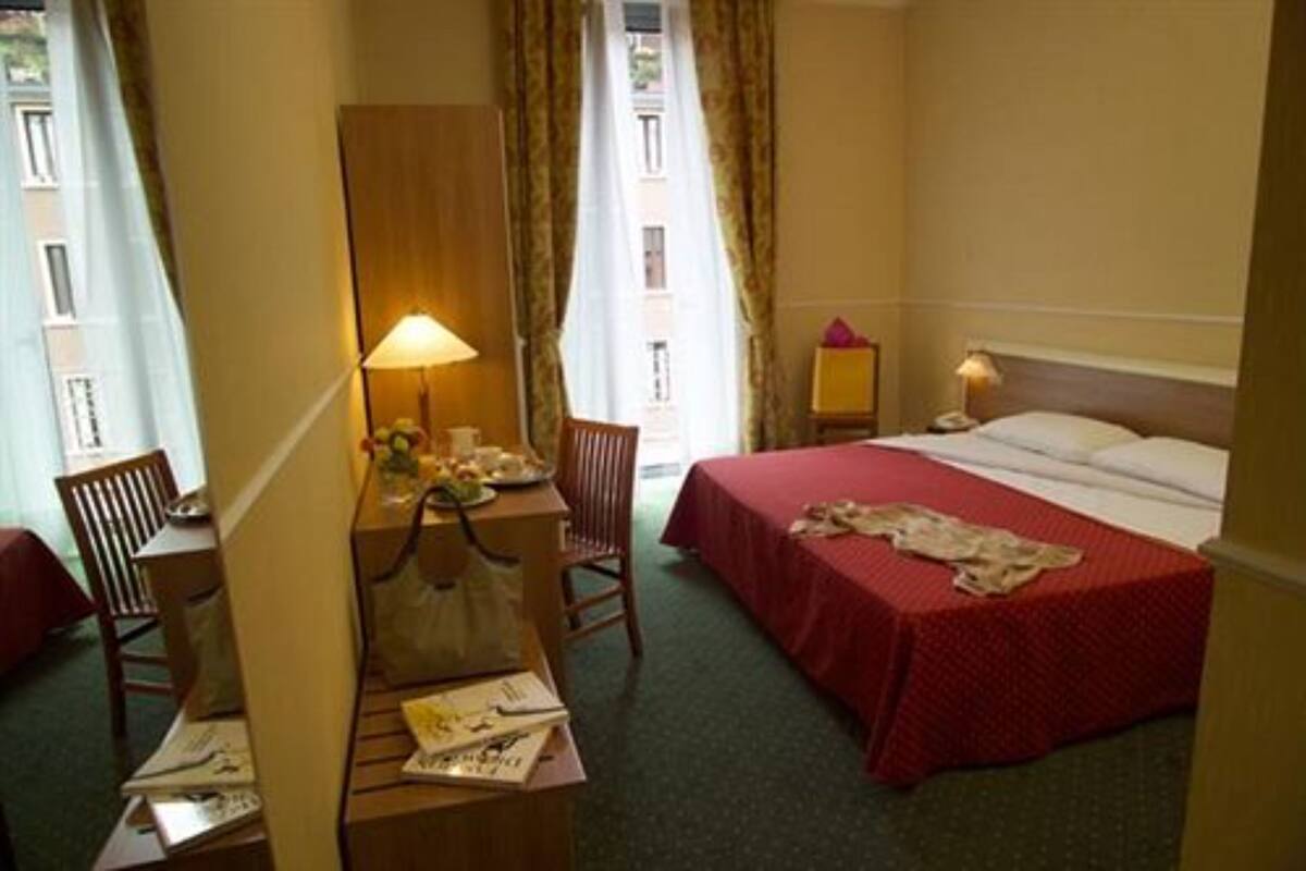 Minibar, in-room safe, desk, WiFi (surcharge)
