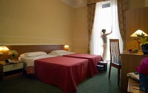 Minibar, coffres-forts dans les chambres, bureau, Wi-Fi