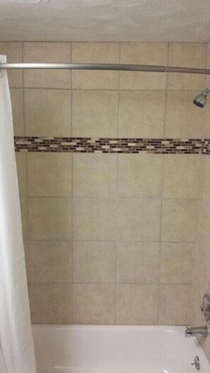 Combined shower/bathtub, hair dryer, towels - Royal Inn (Tonawanda)