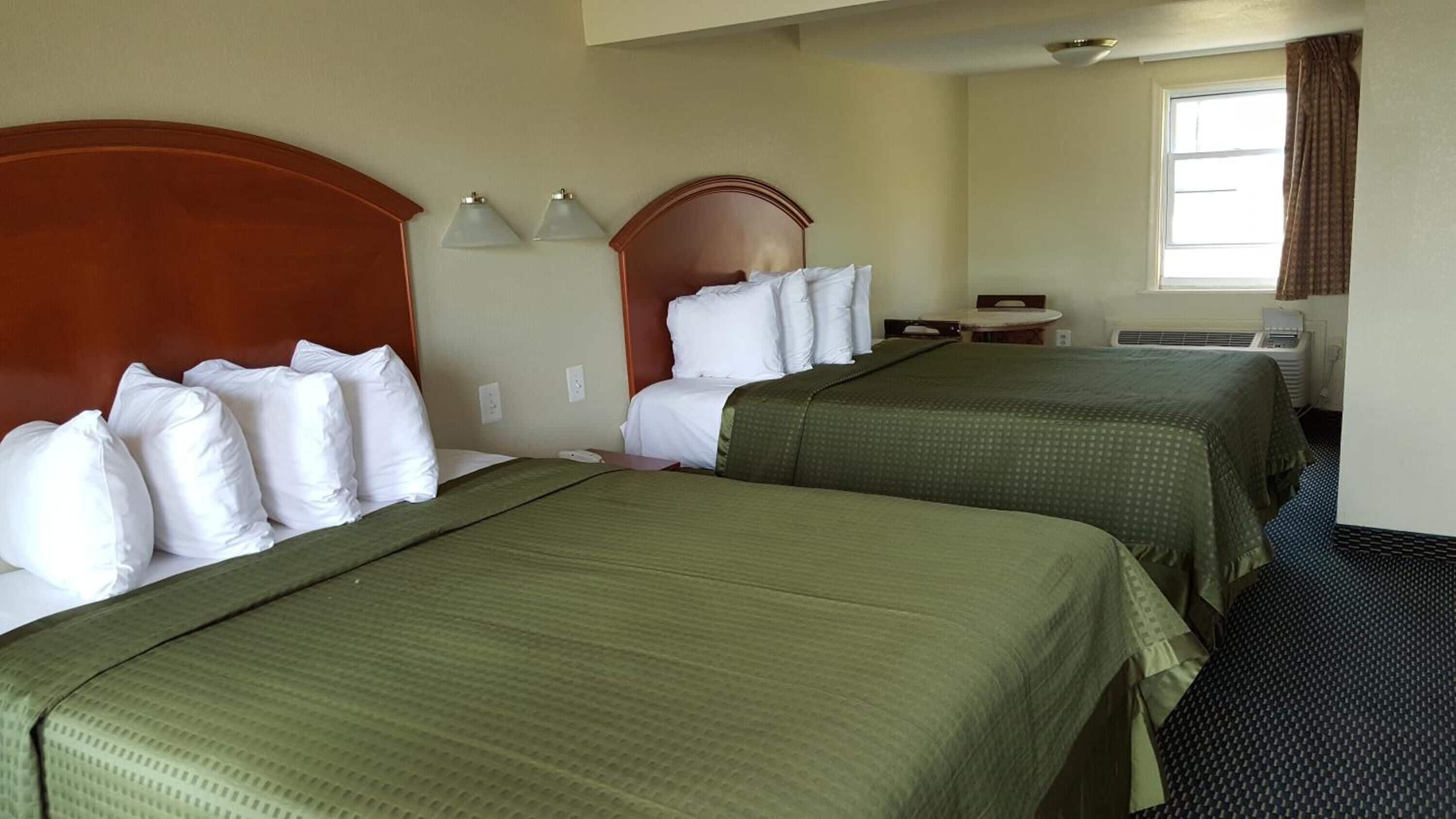 Tabla de planchar con plancha, wifi gratis, ropa de cama