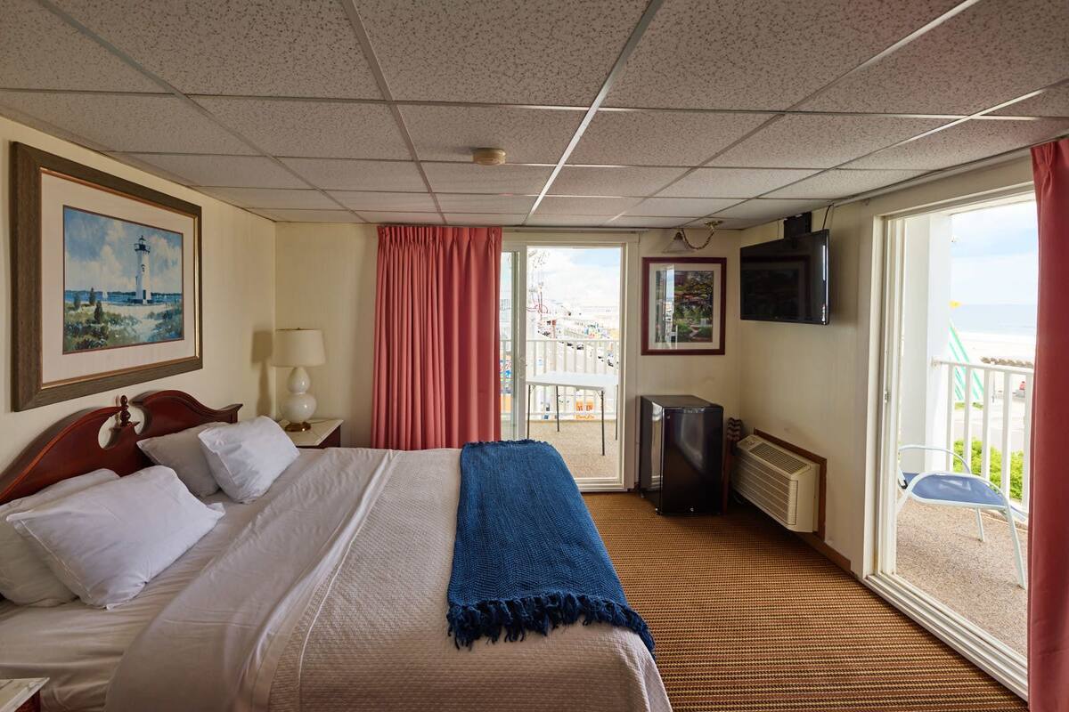 Oceanfront King Room with private Balcony and Ocean view | Strykejern/-brett, wi-fi (inkludert) og sengetøy