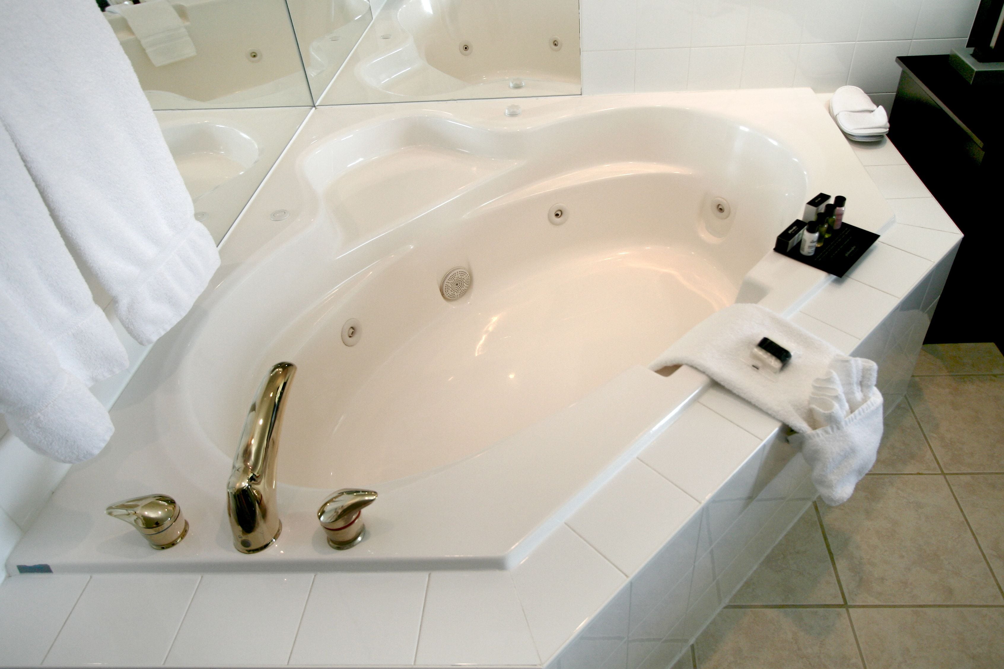 jacuzzi king suite | desk, iron/ironing board, free wifi