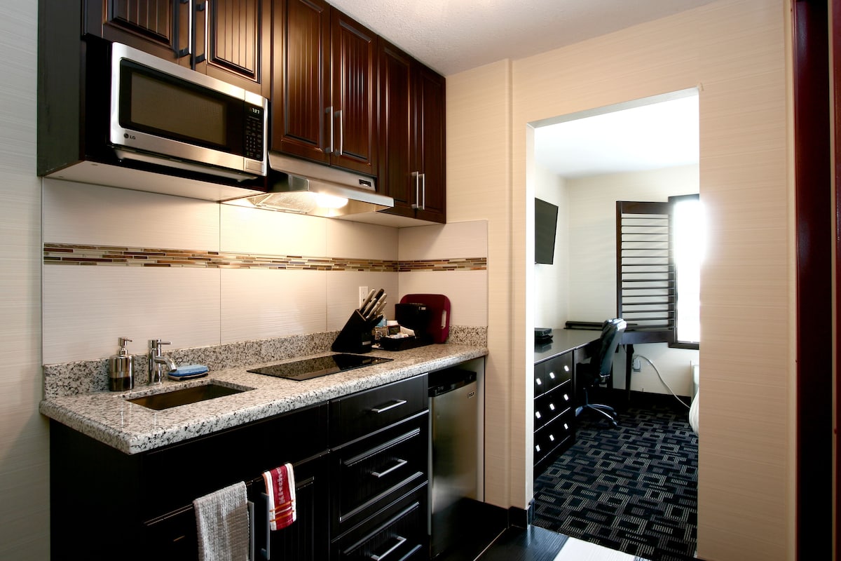 Executive Suite, 2 Katil Ratu (Queen), Kitchenette | Dapur kecil peribadi | Peti sejuk mini, ketuhar gelombang mikro, pembancuh kopi/teh