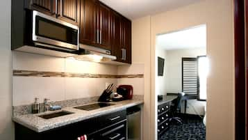 Executive Double Suite with Kitchenette | Private kitchenette | Mini-fridge, microwave, coffee/tea maker