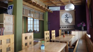 供应早餐、午餐和晚餐