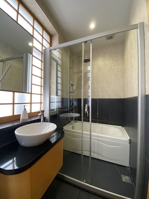 Superior Room | Bathroom | Free toiletries, hair dryer, slippers, towels - Bunkahaus (Istanbul)