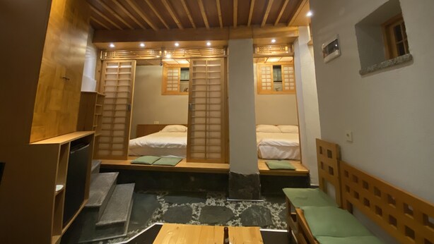 传统开间套房 | Select Comfort 床、迷你吧、客房内保险箱、办公桌