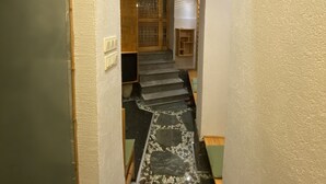 传统开间套房 | Select Comfort 床、迷你吧、客房内保险箱、办公桌
