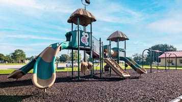 Tempat bermain anak - outdoor