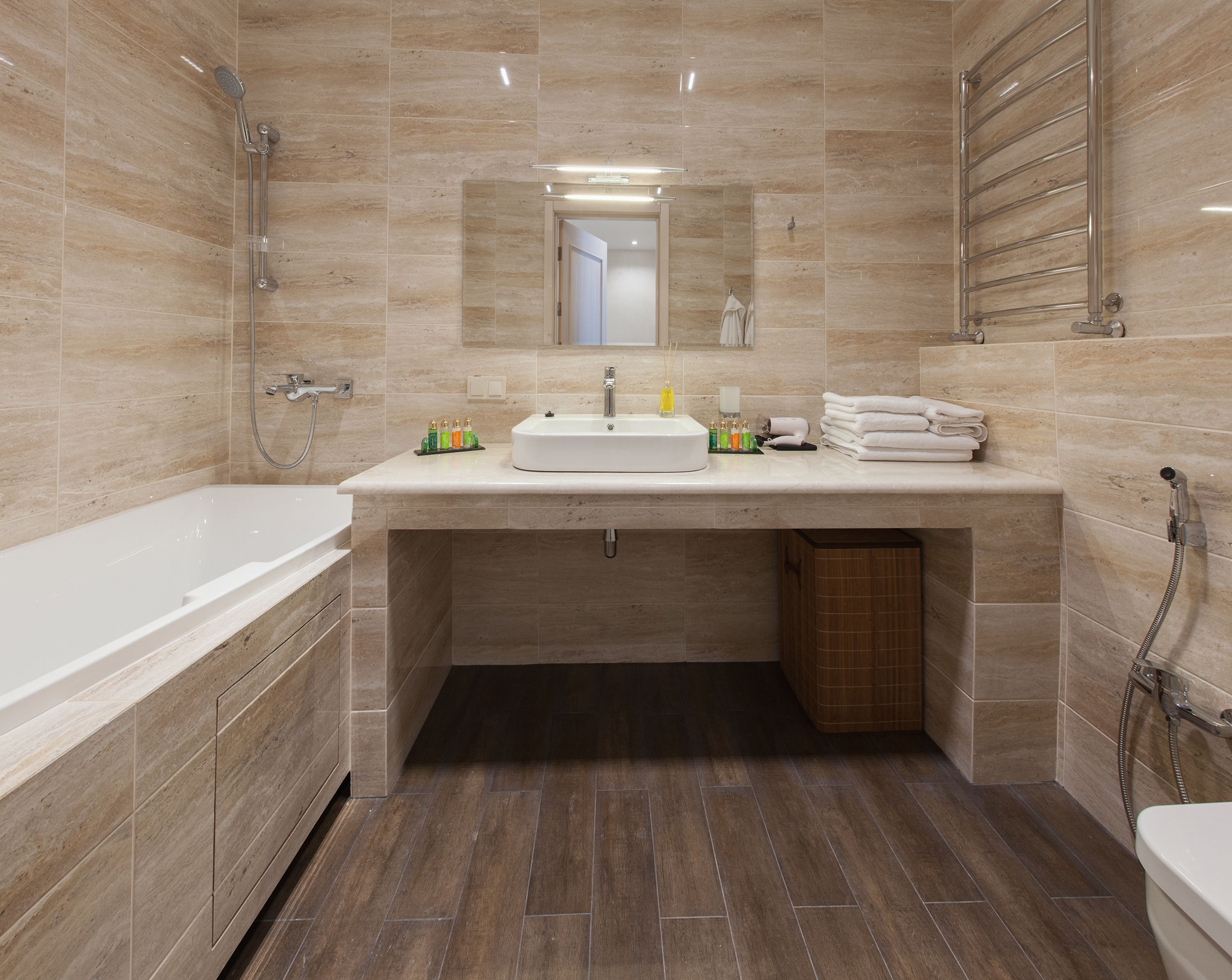 Familien-Maisonette, 2 Schlafzimmer, Terrasse | Badezimmer | Badewanne und Dusche (separat), Komfortbadewanne, Regendusche