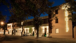 Un bâtiment moderne avec une enseigne lumineuse indiquant « Sun City ».