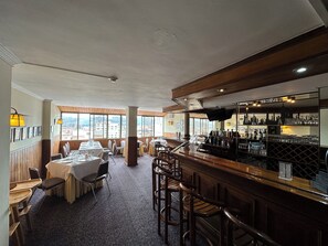 供应早餐和晚餐