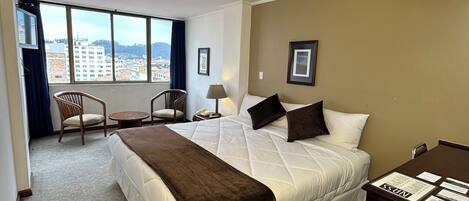 Habitació superior, 1 llit de matrimoni gran, vistes a la ciutat | Roba de llit d'alta qualitat, cobrellits i escriptori