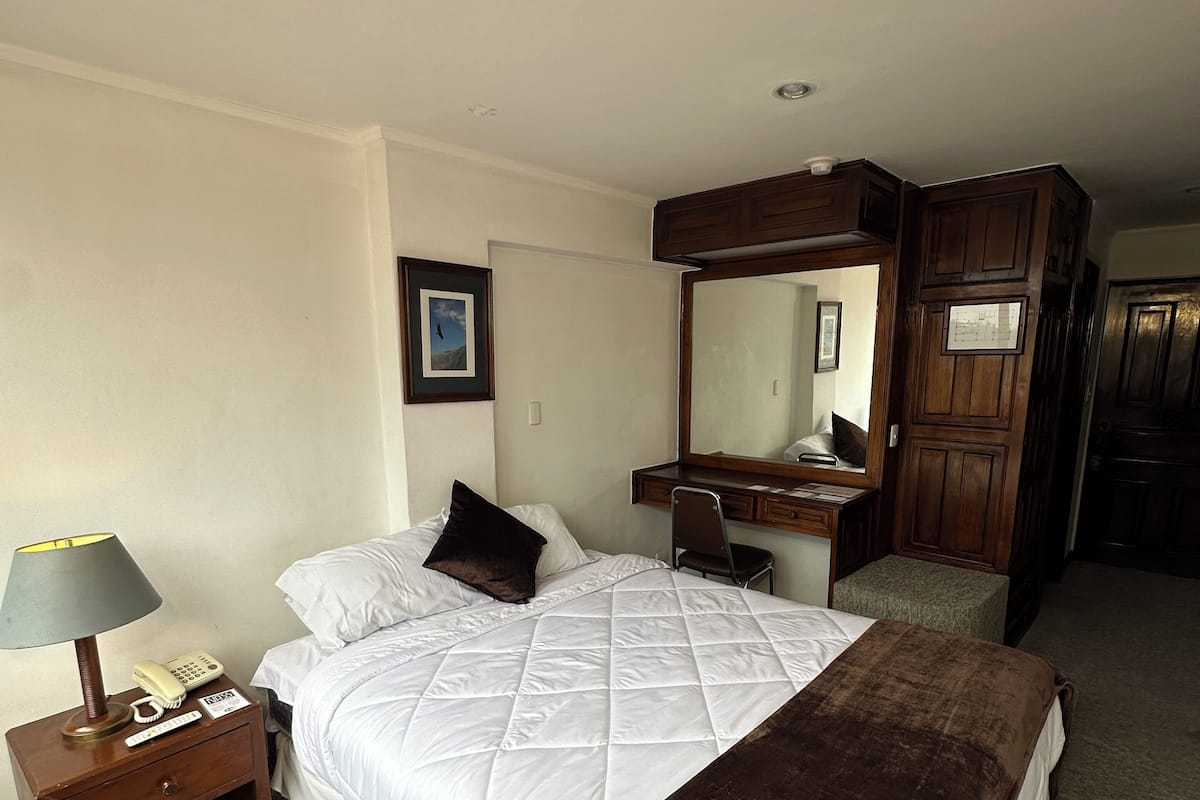 Ropa de cama de alta calidad, cubrecamas y escritorio