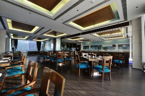 Phục vụ bữa sáng, bữa trưa, bữa tối, món Ấn Độ