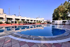 Hồ bơi trong nhà, hồ bơi ngoài trời