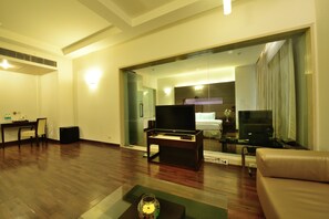 Phòng Deluxe | Minibar, két bảo mật tại phòng, bàn, giường gấp/giường phụ (phụ phí)