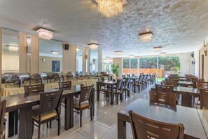 Se sirven desayunos, almuerzos y cocina fusión (con vistas al mar) 