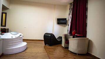 Junior Suite | 1 bedroom, hypo-allergenic bedding, minibar, in-room safe