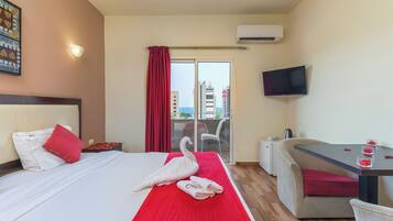 Kamar Deluks, balkon, pemandangan laut | Seprai antialergi, minibar, brankas, dan meja kerja