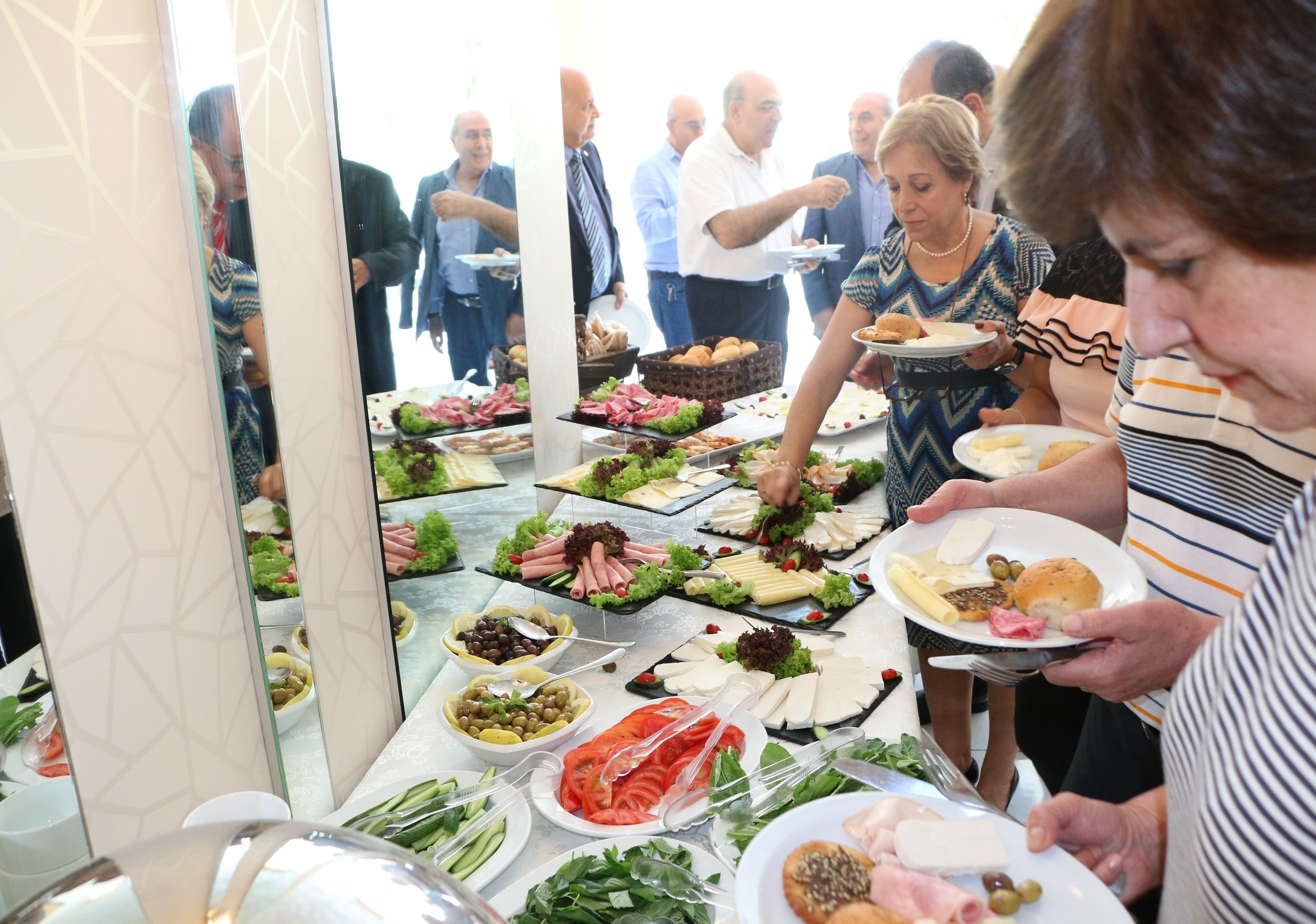 Un bufé con diversos alimentos y utensilios.