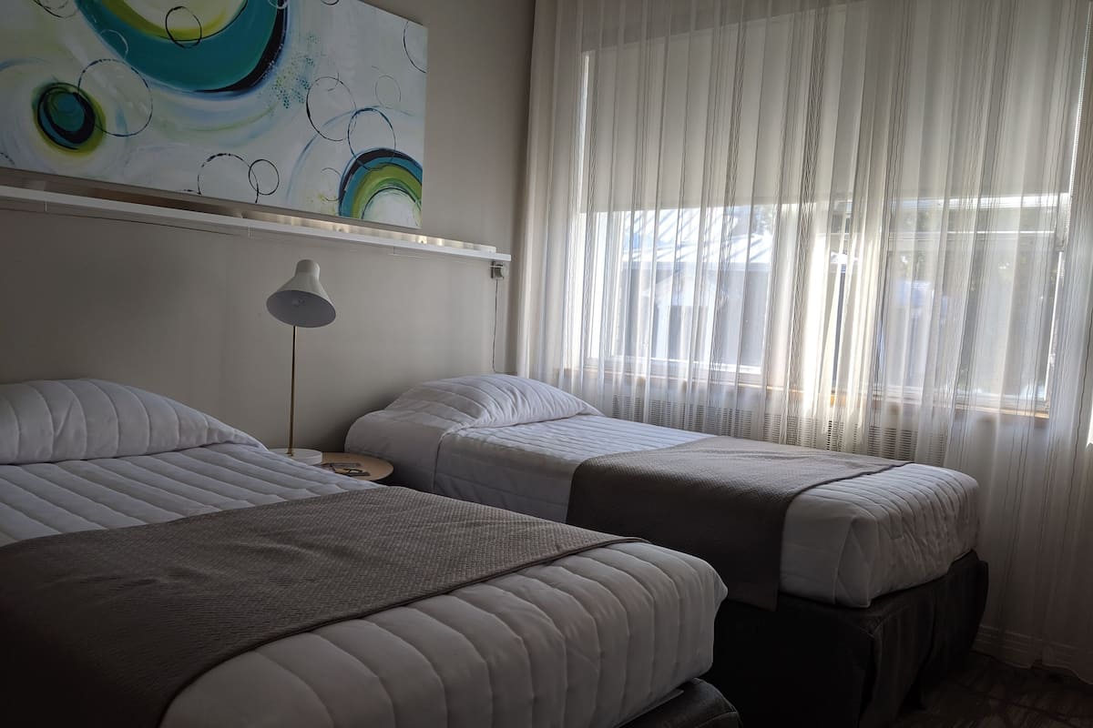 Standardzimmer, 1 Doppelbett oder 2 Einzelbetten, Gemeinschaftsbad | Schreibtisch, Verdunkelungsvorhänge, Bügeleisen/Bügelbrett, Bettwäsche
