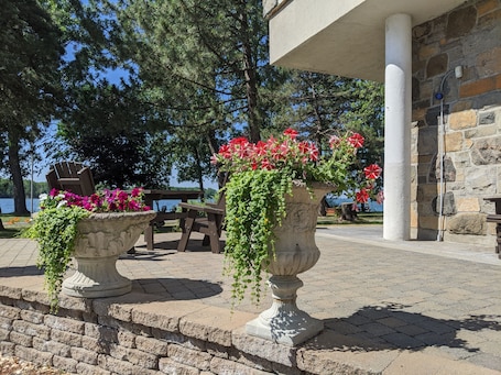 Exterior. Manoir D'Youville