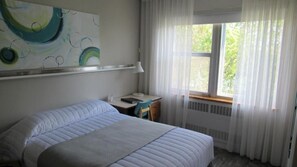 Comfort Double or Twin Room, 1 Double Bed, Private Bathroom, Lake View | Desk, blackout drapes, iron/ironing board, bed sheets - Manoir D'Youville (Chateauguay)