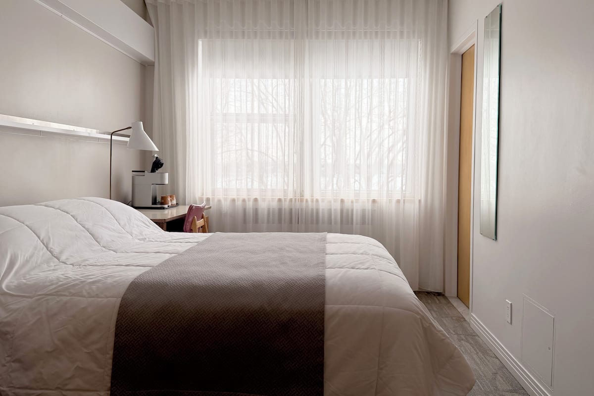 Dobbeltrom – comfort, 1 dobbeltseng, privat bad, utsikt mot innsjø | Oppholdsområde