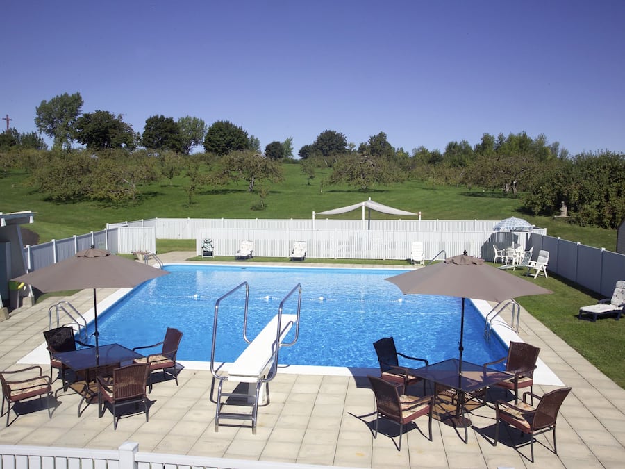 Piscine extérieure (ouverte en saison), parasols de plage